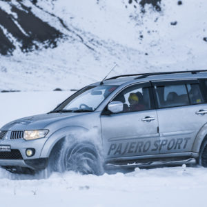 The Pajero makes a flying round in the snow field